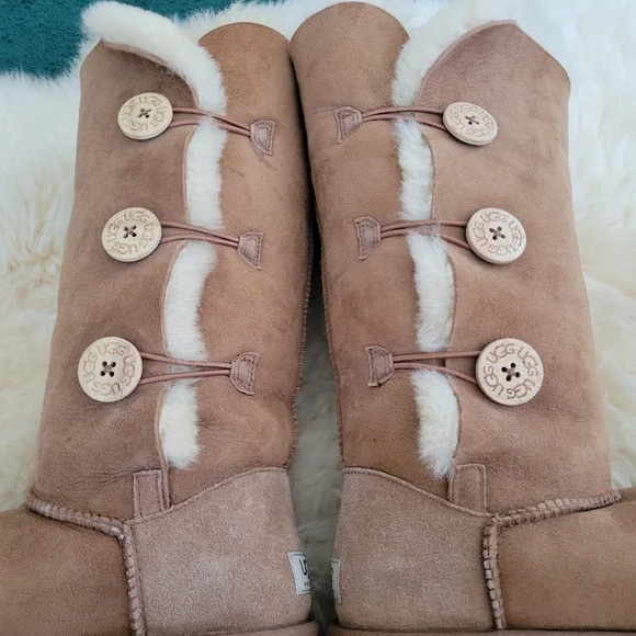 Ugg Boots Women's Bailey Button Triplet. Tan Size 10. - Picture 5 of 10
